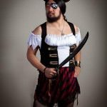 Barbat costumat in pirat excentric de Halloween
