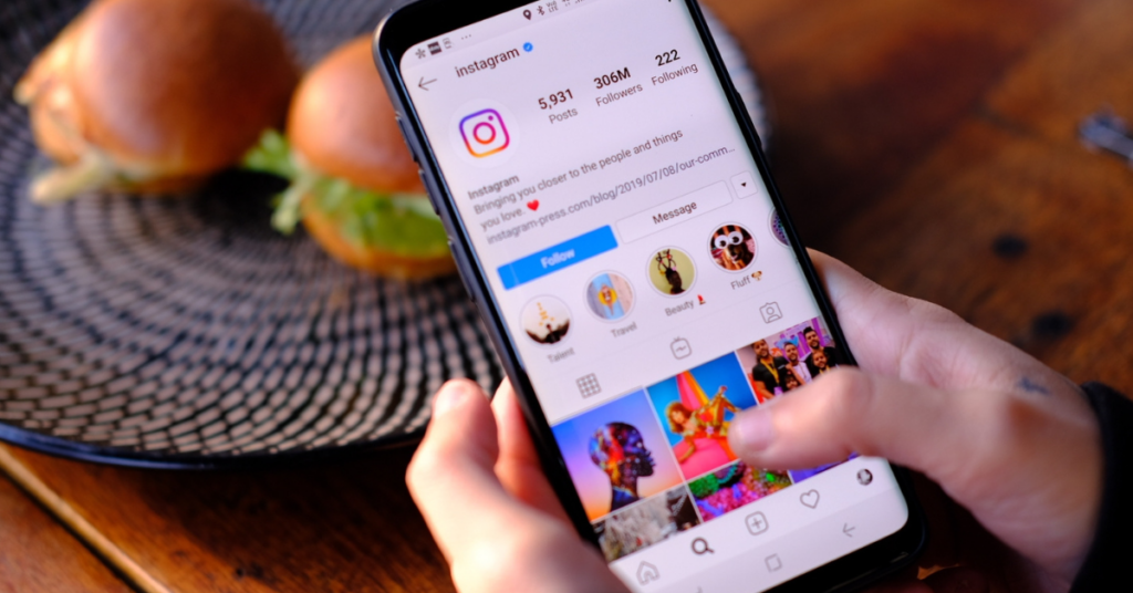 24 Fă bani online ca influencer pe Instagram